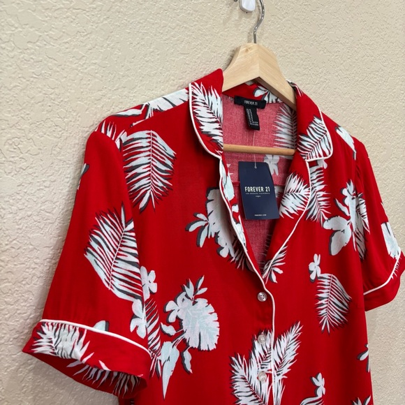 NEW Forever 21 Cropped Hawaiian Shirt in Red Size Medium - Picture 2 of 5